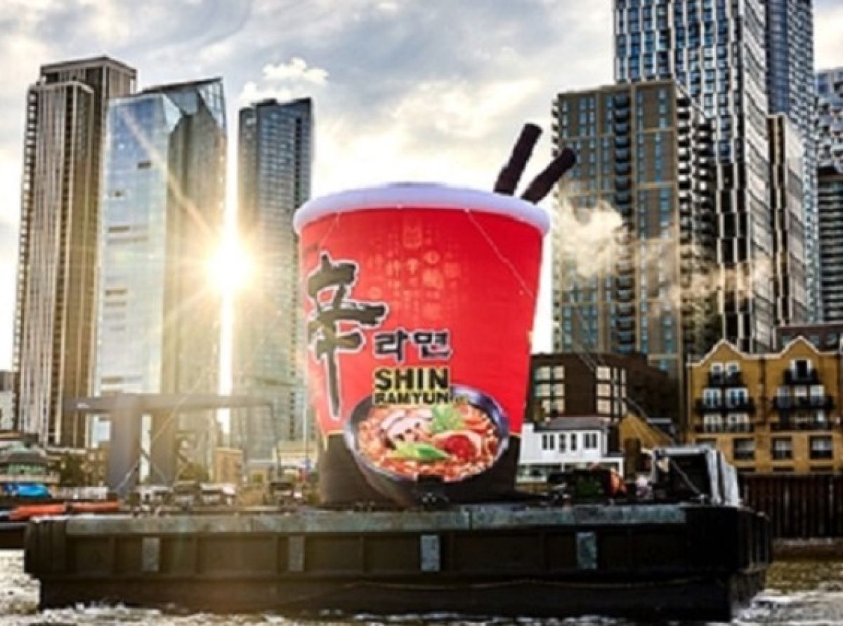 Giant Shin Ramyun cup takes to the Thames in London